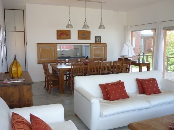 Moderna casa en alquiler y venta a pasitos del mar en Montoya, La Barra.