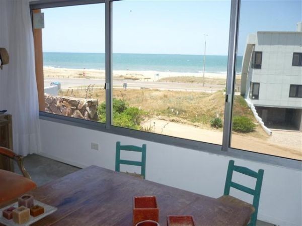 Moderna casa en alquiler y venta a pasitos del mar en Montoya, La Barra.