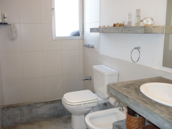 Moderna casa en alquiler y venta a pasitos del mar en Montoya, La Barra.
