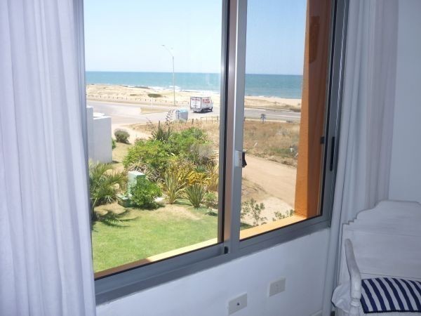 Moderna casa en alquiler y venta a pasitos del mar en Montoya, La Barra.