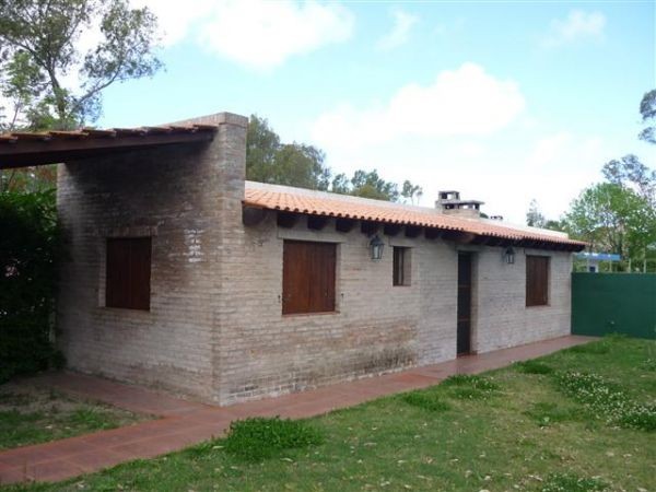 Coqueta cabaña en alquiler sobre El Tesoro, La Barra super bien ubicada.