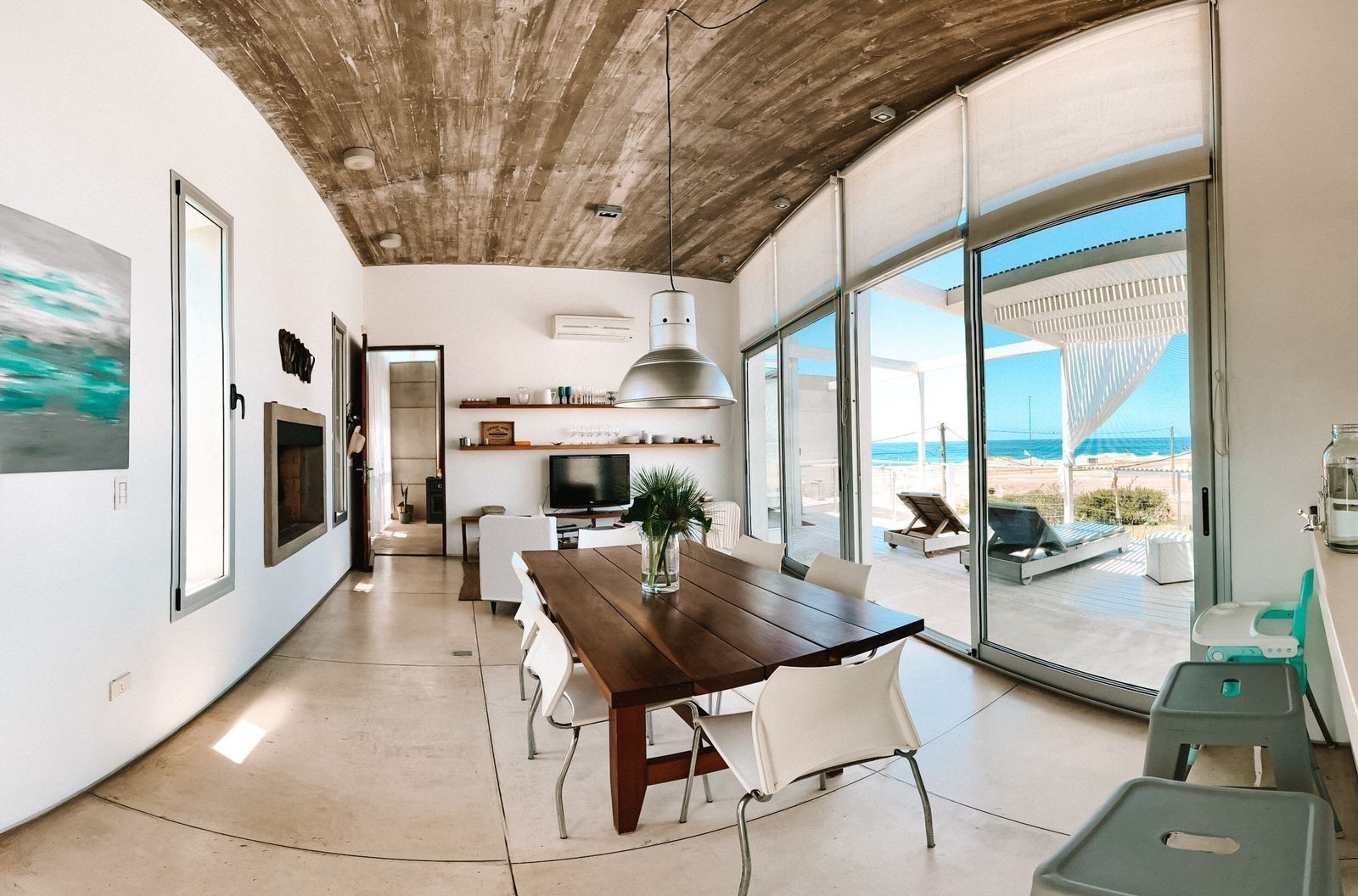 Moderna casa en alquiler y venta frente al mar sobre El Chorro, La Barra con espectacular vista.