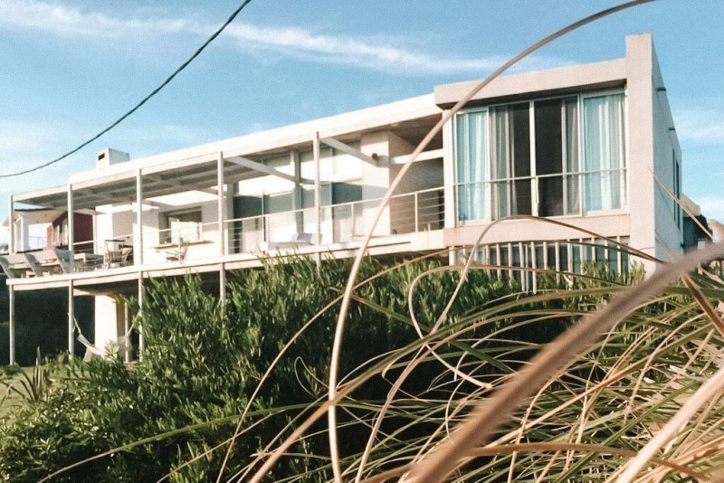Moderna casa en alquiler y venta frente al mar sobre El Chorro, La Barra con espectacular vista.