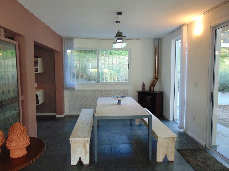 Moderna casa en alquiler y venta con líneas minimalistas a pasitos del mar en La Barra.