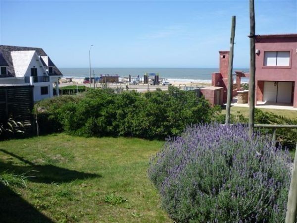Casa en alquiler y venta sobre Montoya, La Barra con vista al mar.