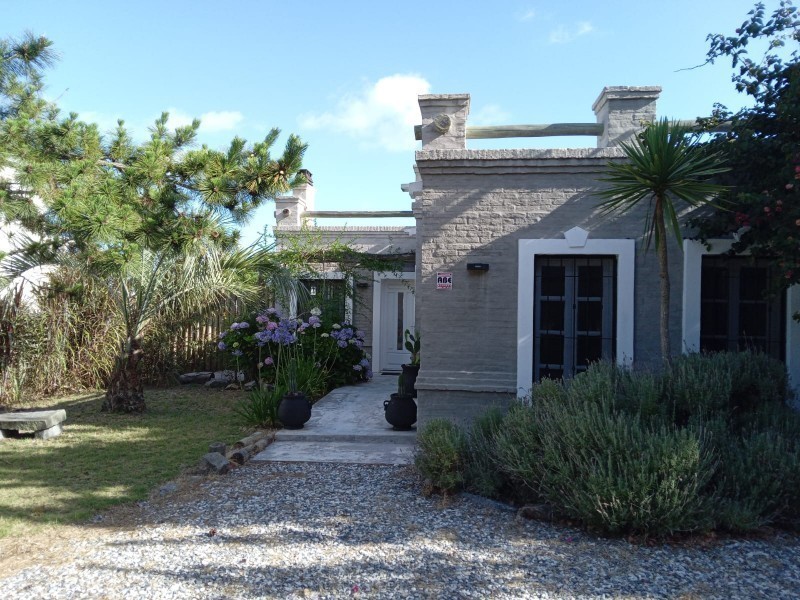 Casa en alquiler y venta sobre Montoya, La Barra con vista al mar.