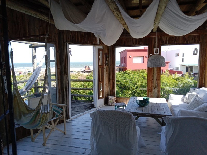 Casa en alquiler y venta sobre Montoya, La Barra con vista al mar.