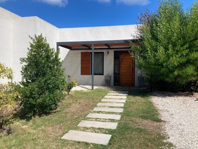 Casa en alquiler anual en barrio cerrado