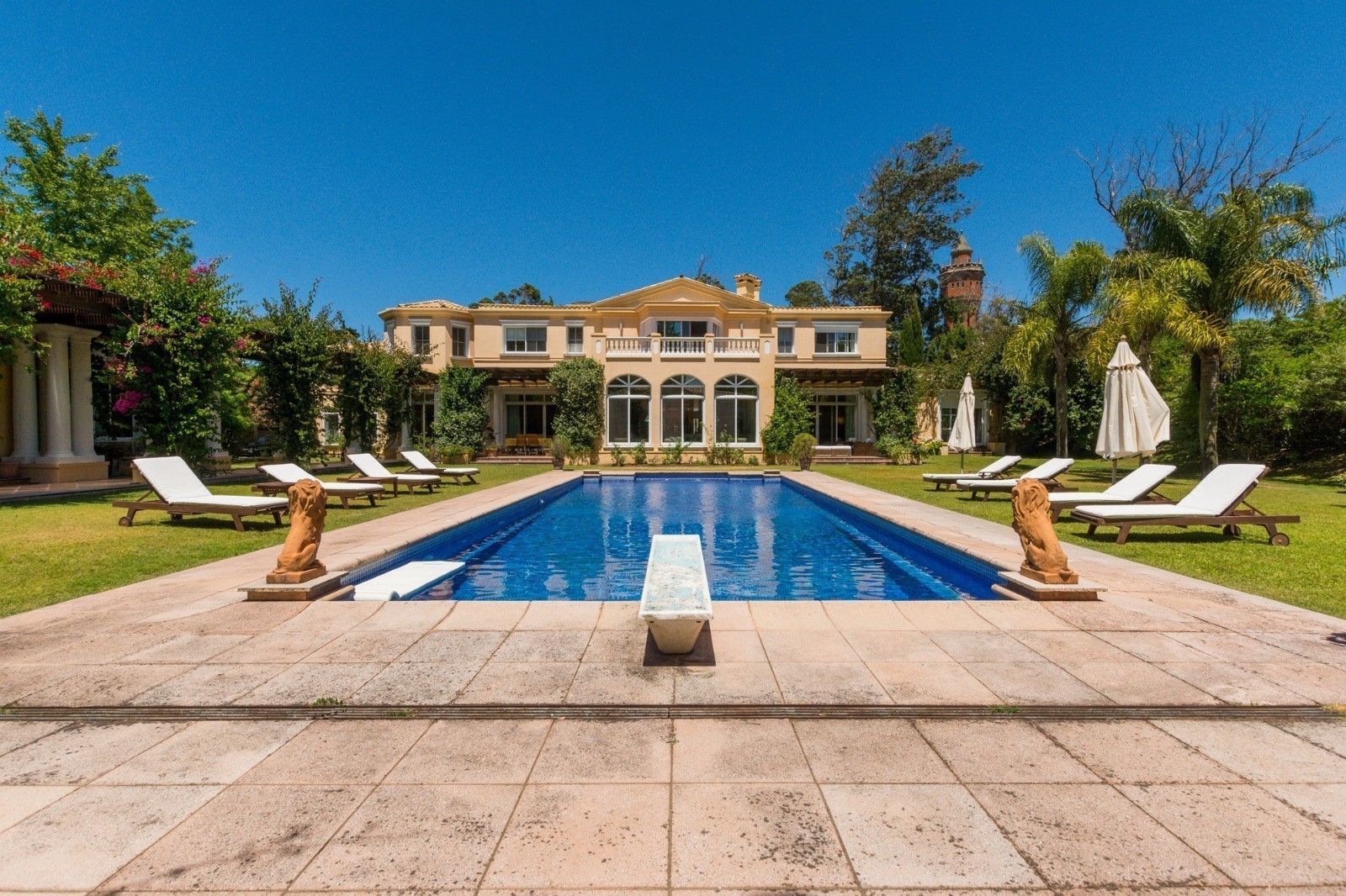 Impresionante casa en zona Golf estilo villa italiana en venta