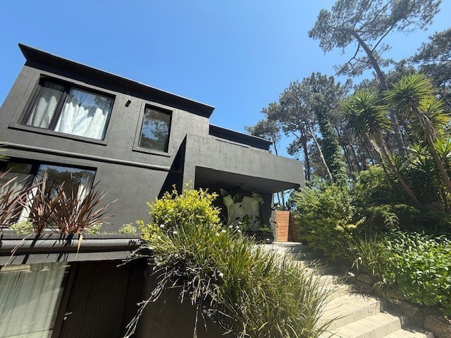 Muy linda casa con gran jardin y pileta en Montoya