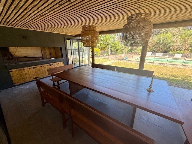 Muy linda casa con gran jardin y pileta en Montoya