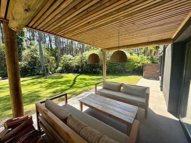 Muy linda casa con gran jardin y pileta en Montoya