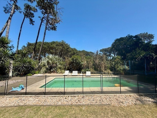 Muy linda casa con gran jardin y pileta en Montoya