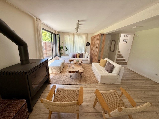Muy linda casa con gran jardin y pileta en Montoya
