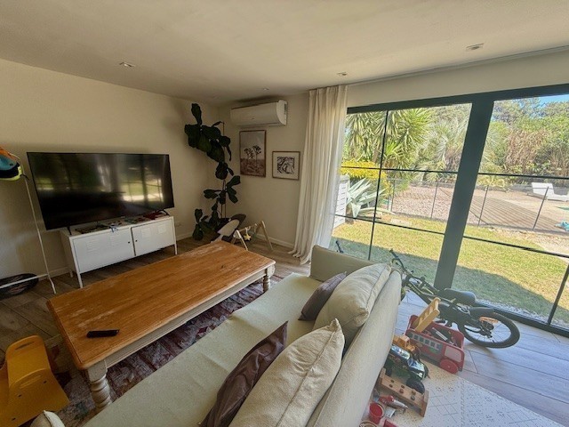 Muy linda casa con gran jardin y pileta en Montoya