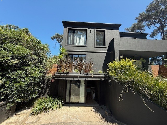 Muy linda casa con gran jardin y pileta en Montoya