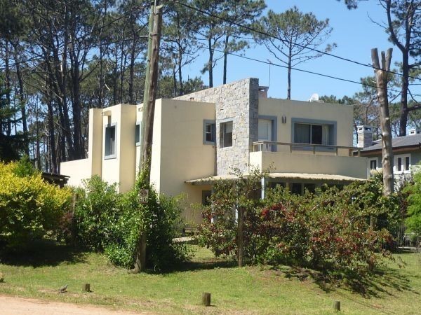 Casa en alquiler en Montoya, La Barra. Diseño y buena onda.