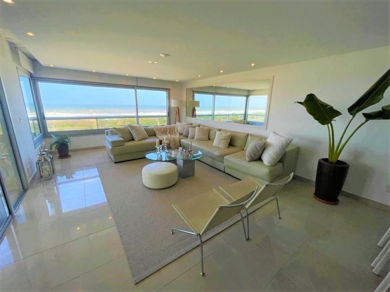 Espectacular penthouse frente a Playa Brava 