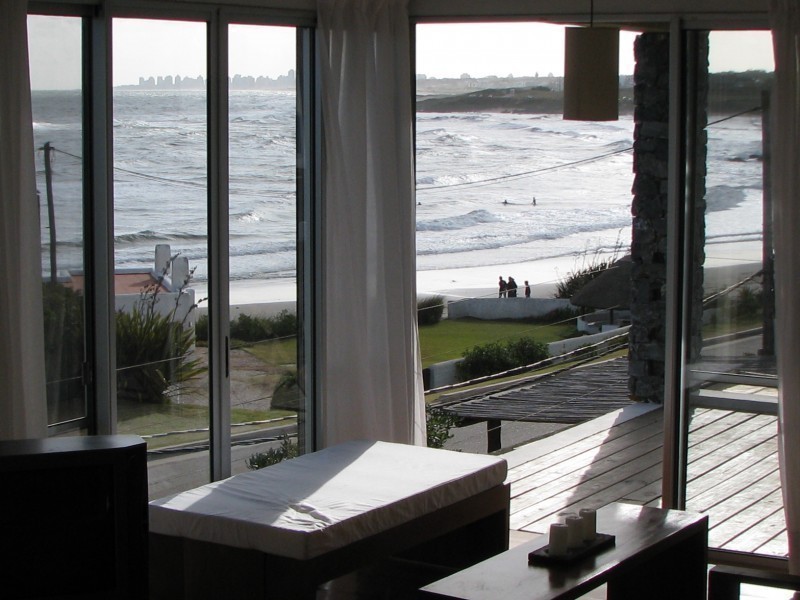 Moderna casa en alquiler frente a La Posta del Cangrejo, La Barra.