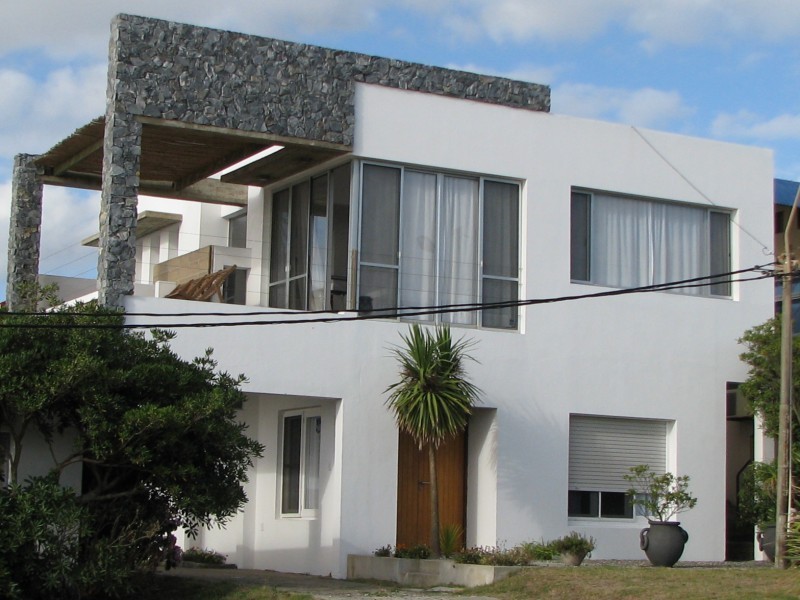 Moderna casa en alquiler frente a La Posta del Cangrejo, La Barra.