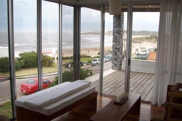 Moderna casa en alquiler frente a La Posta del Cangrejo, La Barra.