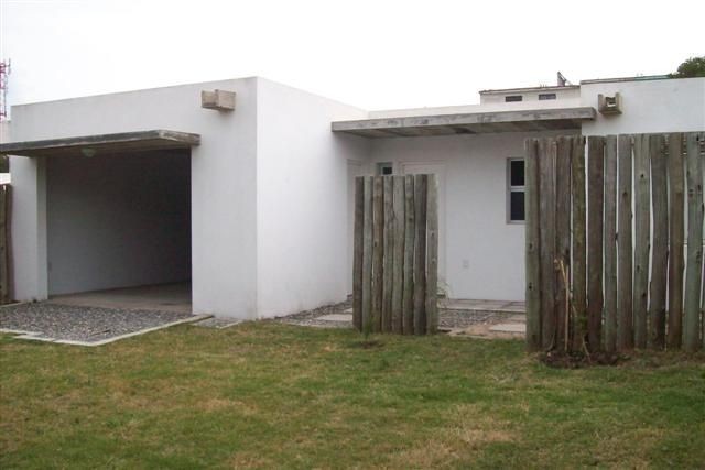 Moderna casa en alquiler frente a La Posta del Cangrejo, La Barra.