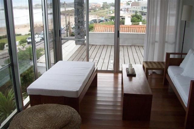 Moderna casa en alquiler frente a La Posta del Cangrejo, La Barra.