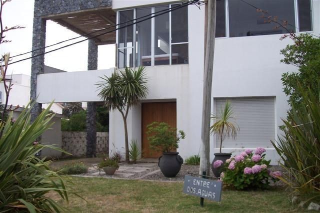 Moderna casa en alquiler frente a La Posta del Cangrejo, La Barra.