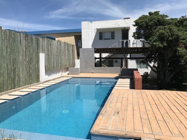 Moderna casa en alquiler frente a La Posta del Cangrejo, La Barra.