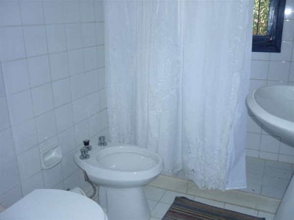 Casa en alquiler y venta con pileta en La Barra.