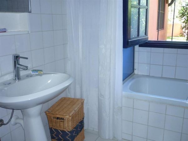 Casa en alquiler y venta con pileta en La Barra.