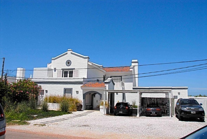 Excelente casa en La Barra a pasos del mar