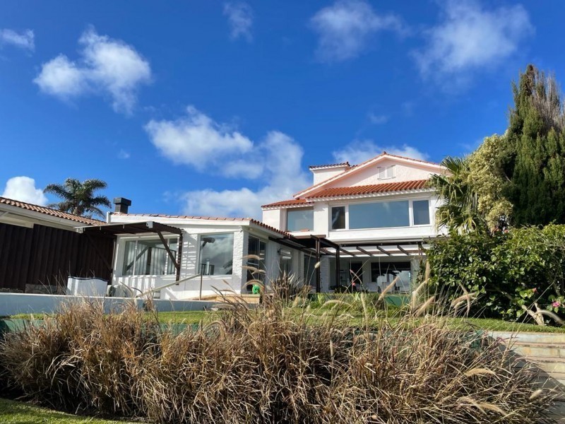 Importante casa frente al mar en alquiler en zona Peninsula