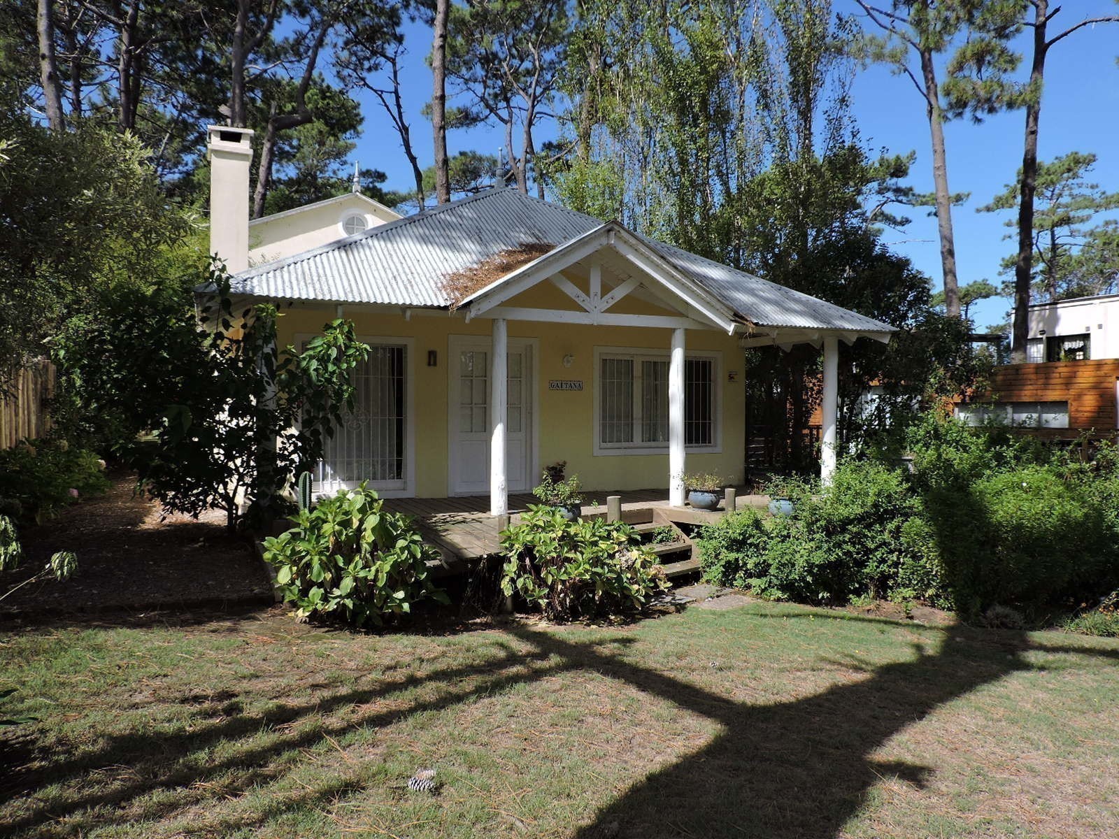 Simpático chalet en alquiler en medio del bosque, Montoya, La Barra.