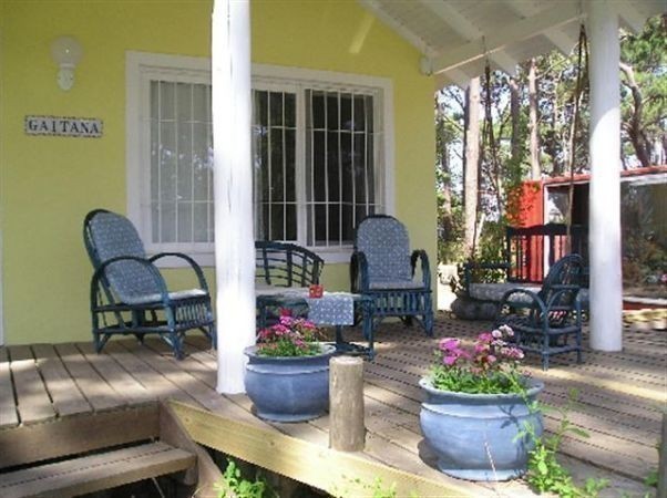 Simpático chalet en alquiler en medio del bosque, Montoya, La Barra.