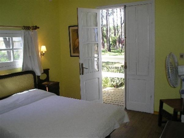 Simpático chalet en alquiler en medio del bosque, Montoya, La Barra.