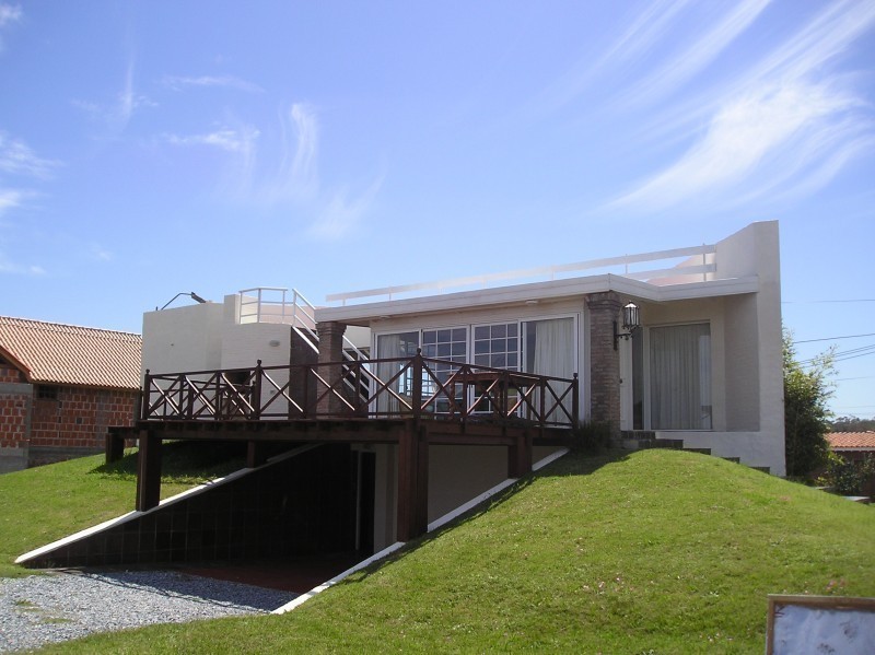 Moderna Casa en alquiler y venta, de líneas netas, en el corazón de La Barra.