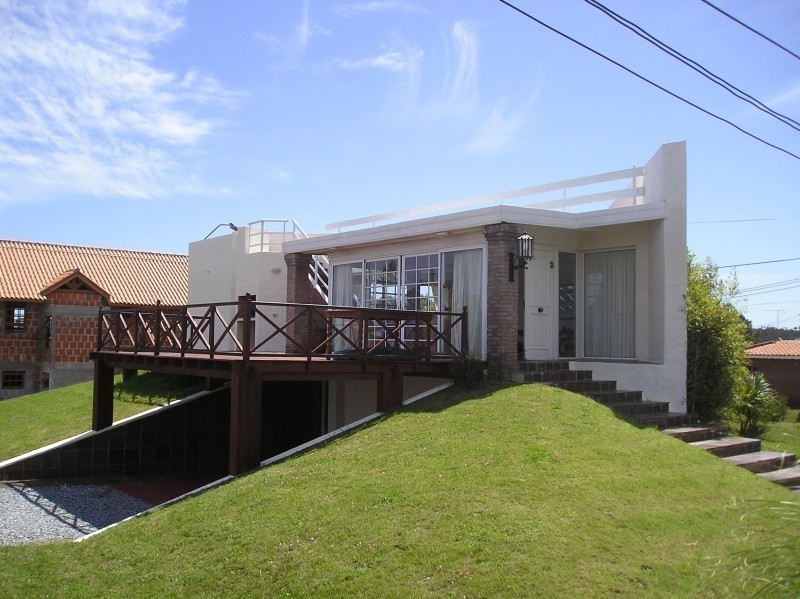 Moderna Casa en alquiler y venta, de líneas netas, en el corazón de La Barra.