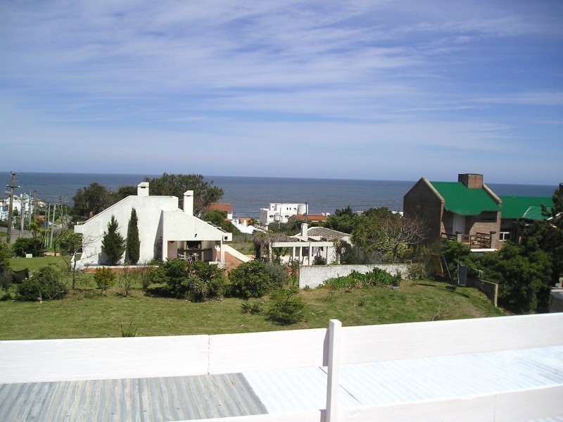 Moderna Casa en alquiler y venta, de líneas netas, en el corazón de La Barra.