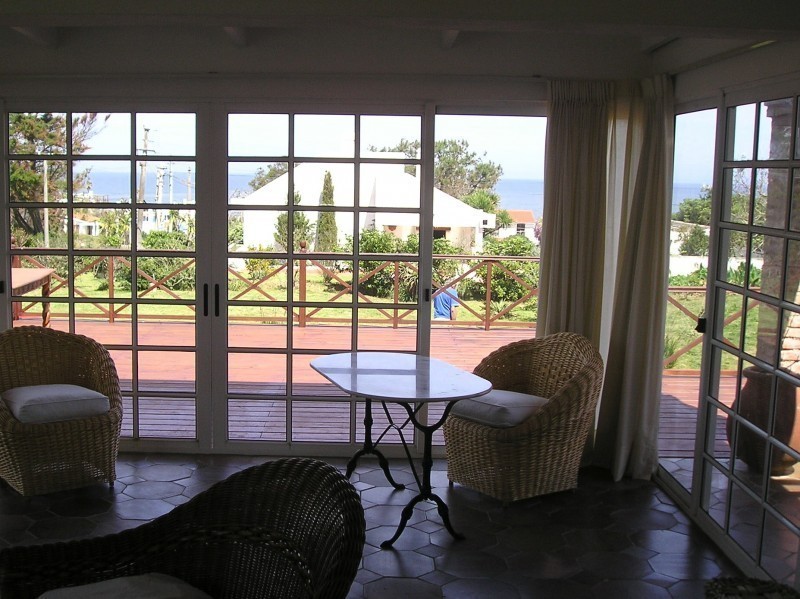 Moderna Casa en alquiler y venta, de líneas netas, en el corazón de La Barra.