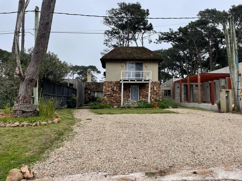 Simpatico quincho en alquiler y venta en Montoya a tres cuadras de la playa.