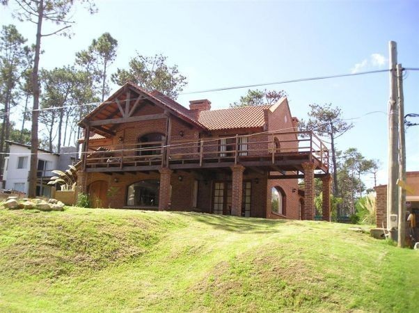 Importante casa en alquiler y venta en el bosque de Montoya, La Barra a pasitos del mar.