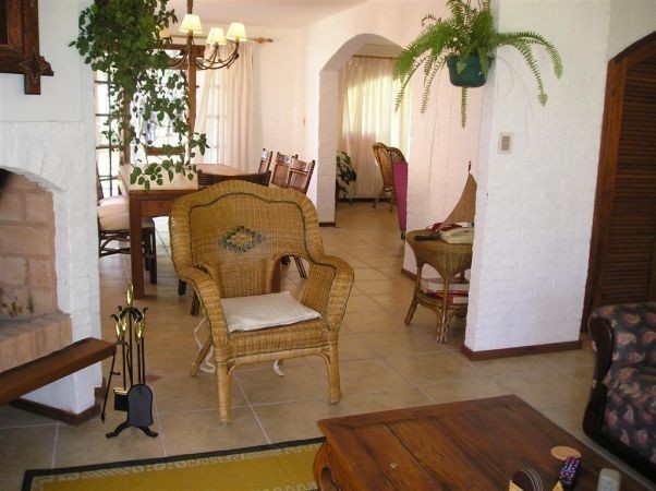 Importante casa en alquiler y venta en el bosque de Montoya, La Barra a pasitos del mar.