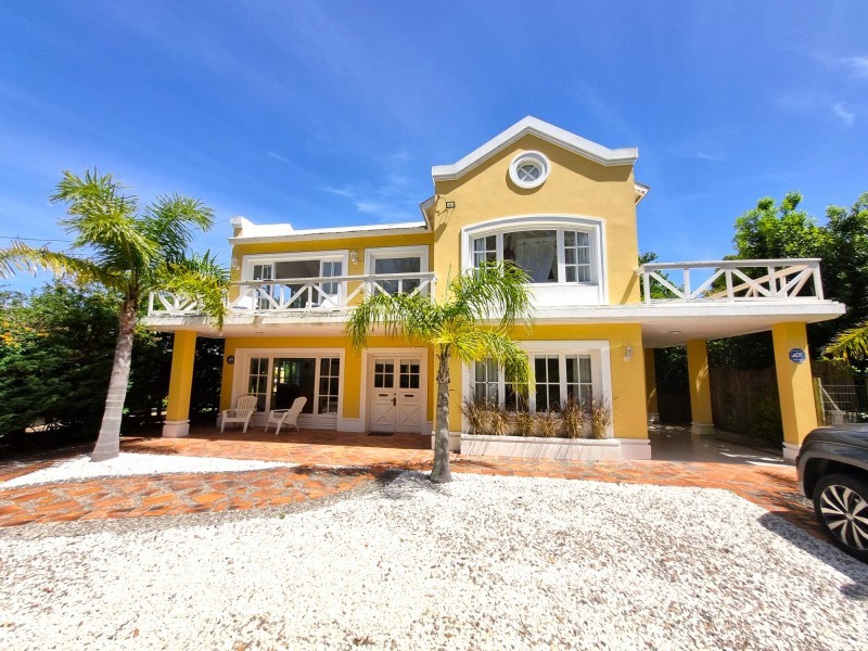 Hermosa y solida casa en venta y alquiler a pasos del mar 