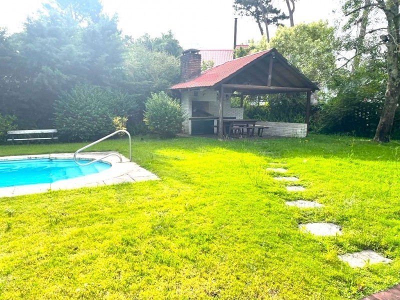 Casa tradicional en venta de 2 dorm y dep con piscina en Cantegril