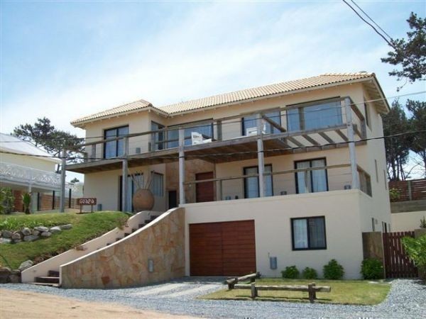 Importante casa en alquiler y venta recientemente construida con vista al mar en lo mejor de Montoya, La Barra.
