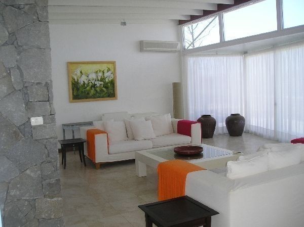 Arquitectura moderna y excelentes vistas en esta casa frente al mar en alquiler y venta sobre La Barra.