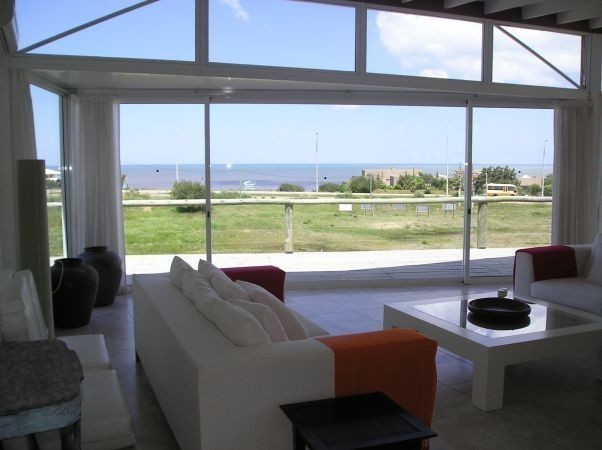Arquitectura moderna y excelentes vistas en esta casa frente al mar en alquiler y venta sobre La Barra.