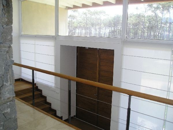 Arquitectura moderna y excelentes vistas en esta casa frente al mar en alquiler y venta sobre La Barra.