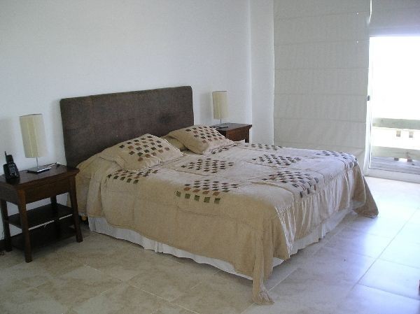 Arquitectura moderna y excelentes vistas en esta casa frente al mar en alquiler y venta sobre La Barra.